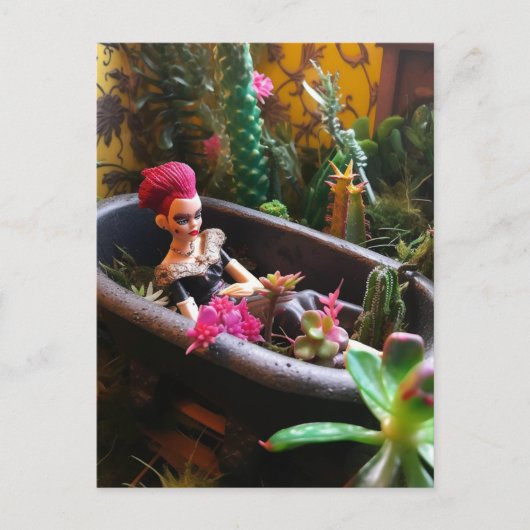 Carte Postale Poupée rose Haired dans une baignoire rouillée dan (Devant)