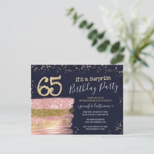 Carte postale pour les 65 ans avec gâteau surprise (Debout devant)