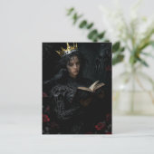 Carte Postale Princesse avec un oiseau noir lisant un livre (Debout devant)