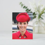 Carte Postale Princesse Kate stylisée rouge (Debout devant)
