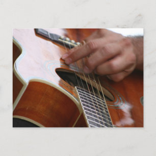Carte Postale prise main masculine prise sur guitare acoustique