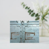 Carte Postale Procéder avec prudence porte industrielle gris ble (Debout devant)