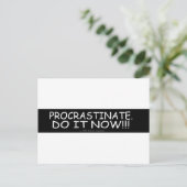 CARTE POSTALE PROCRASTINATE (Debout devant)