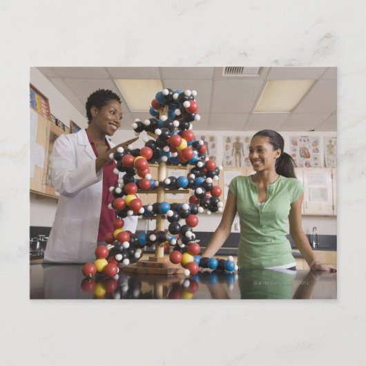 Carte Postale Professeur de sciences et adolescente regardant (Devant)
