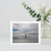Carte Postale Promenade sur la plage (Debout devant)