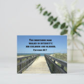 Carte Postale Proverbes 20:7 Le juste marche dans l'intégrité (Debout devant)