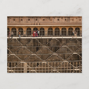 Carte Postale Puits à étages de Jaipur avec des visiteurs Raja
