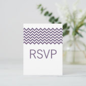 Carte Postale Purple Simple Chevron RSVP (Debout devant)