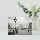 Carte postale Pyramide de verre du Louvre (Debout devant)