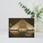 Carte Postale pyramide de verre du Louvre (Debout devant)