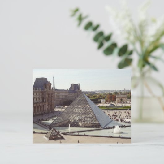Carte Postale Pyramide du Louvre (Debout devant)
