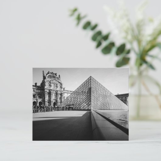 Carte Postale Pyramide du Louvre 2 (Debout devant)