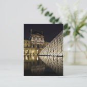 Carte Postale Pyramide du Louvre 3 (Debout devant)