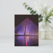 Carte Postale Pyramide du Louvre de nuit : Paris Réflexions (Debout devant)