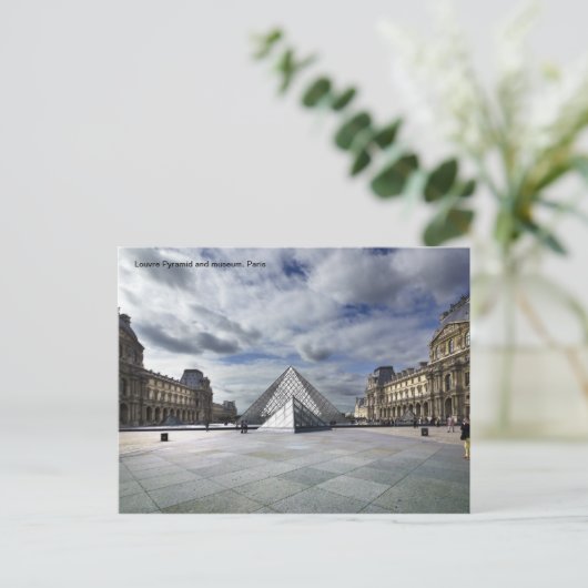 Carte Postale Pyramide du Louvre et Musée à Paris. (Debout devant)