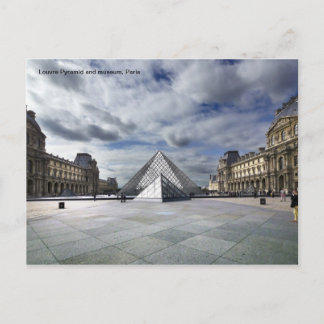 Carte Postale Pyramide du Louvre et Musée à Paris.
