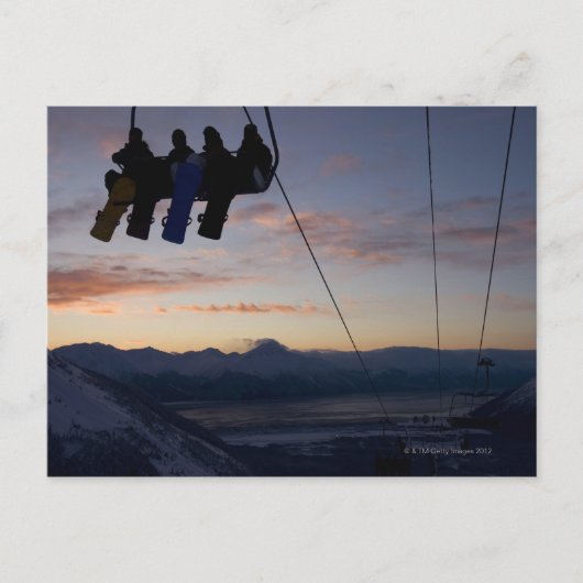 Carte Postale Quatre snowboarders sont en silhouette sur un remo (Devant)