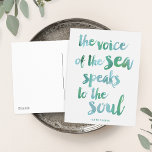 Carte postale Quote-Part mer Watercolor<br><div class="desc">"La voix de la mer parle à l'âme." Reprend la citation de "The Awakening" de Kate Chopin,  en police de brosse et teintes de seaglass onieuses. Idéal pour les amateurs de plage,  les locations de plage ou toute personne qui se sent inspirée par l'océan !</div>