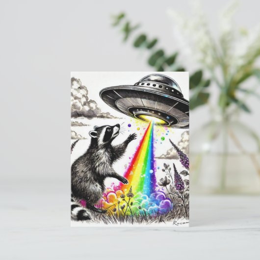 Carte Postale Raccoon et l'OVNI arc-en-ciel dans une prairie fle (Debout devant)
