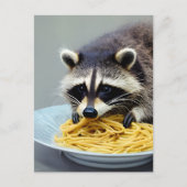 Carte Postale Raccoon mangeant Spaghetti (Devant)