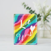 Carte Postale Rainbow Love gagne (Debout devant)