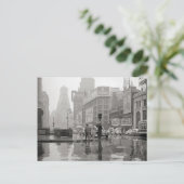 Carte Postale Rainy Day in Times Carré, 1943 (Debout devant)