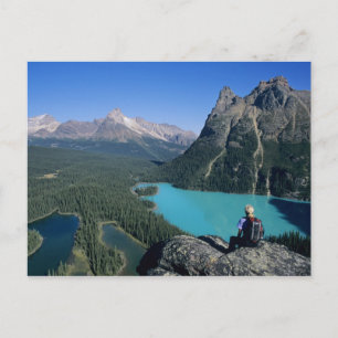 Carte Postale Randonneur surplombant le lac de couleur turquoise
