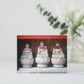 Carte Postale Rangée de statues de moines Jizo avec bavoir et ch (Debout devant)