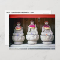 Rangée de statues de moines Jizo avec bib et casqu
