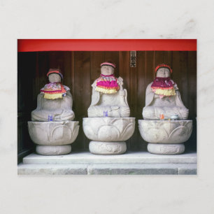 Carte Postale Rangée de statues de moines Jizo avec bib et casqu