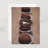 Carte Postale Rangée de truffes de chocolat sur bois (Devant / Derrière)