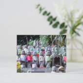 Carte Postale Rangs de petites statues de moines Jizo avec des b (Debout devant)