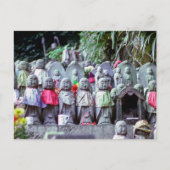Carte Postale Rangs de petites statues de moines Jizo avec des b (Devant)