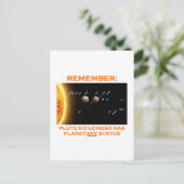 Carte Postale Rappelez-vous : Pluto n'a plus le statut planétair (Debout devant)