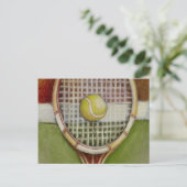 Carte Postale Raquette de tennis avec balle posée sur le court (Debout devant)