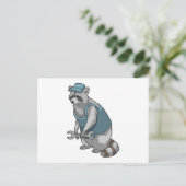 Carte Postale Raton laveur artisan avec clé (Debout devant)