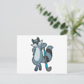 Carte Postale Raton laveur au hockey avec bâton de hockey (Debout devant)