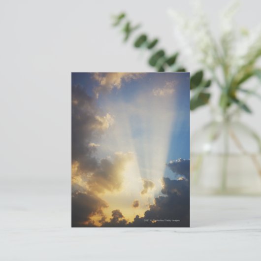 Carte Postale Rayons de lumière brillant à travers les nuages (Debout devant)