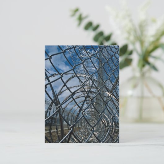 Carte Postale Razor wire, prison (Debout devant)