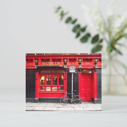 Carte Postale Red Dublin Pub (Debout devant)