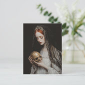 Carte Postale Red haired Woman With a Gold Skull (Debout devant)