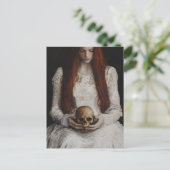 Carte Postale Red haired Woman With a Skull (Debout devant)