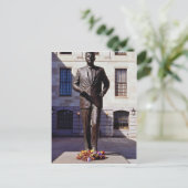 Carte Postale Red John F. Les fleurs de la statue de Kennedy (Debout devant)