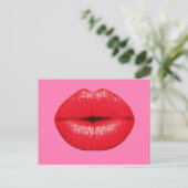 Carte Postale Red Lipstick big pop art lips on girly pink (Debout devant)
