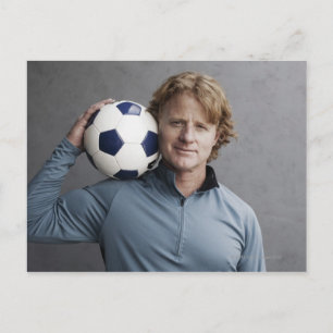 Carte Postale Redhead tenant une balle de football sur son épaul
