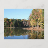 Réflexion du lac sur les feuilles d'automne orange
