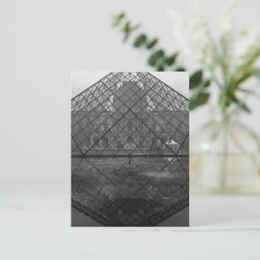 Carte Postale Réflexion Pyramide du Louvre, Paris (Debout devant)