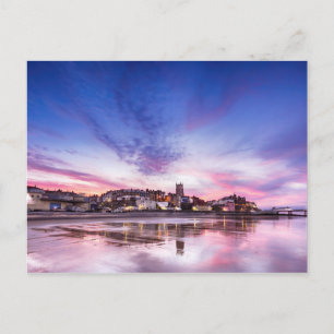 Carte Postale Réflexions roses sur la ville de Cromer au crépusc