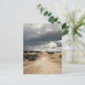 Carte Postale Regard en bas d'une route de campagne de saleté (Debout devant)