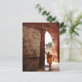 Carte Postale regardant l'inde (Debout devant)